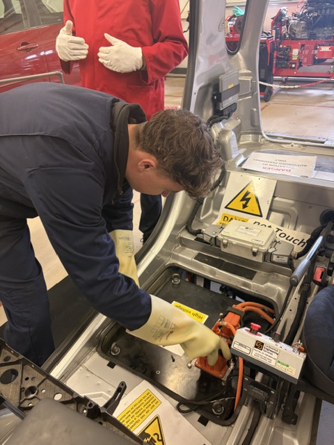 SolihullCollege's tweet photo. Before half term our Level 3 Motor Vehicle students participated in a electrical vehicle workshop!

The learners performed:
⚙️ HV shutdown
🚗 Service disconnect removal
🧰 Lockout application
🔧 Zero‑voltage verification

Head over to our website to apply today! https://t.co/opPHubauRc