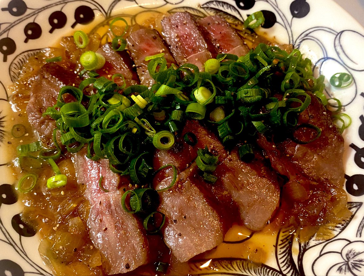 na70601's tweet photo. 夜飯！
ミスジ2枚残ってたのでステーキ丼みてぇなの作りました🍚✨

もう一枚はお皿に盛りました🥩
和風レモン玉ねぎソース https://t.co/GV2zbO6ivR