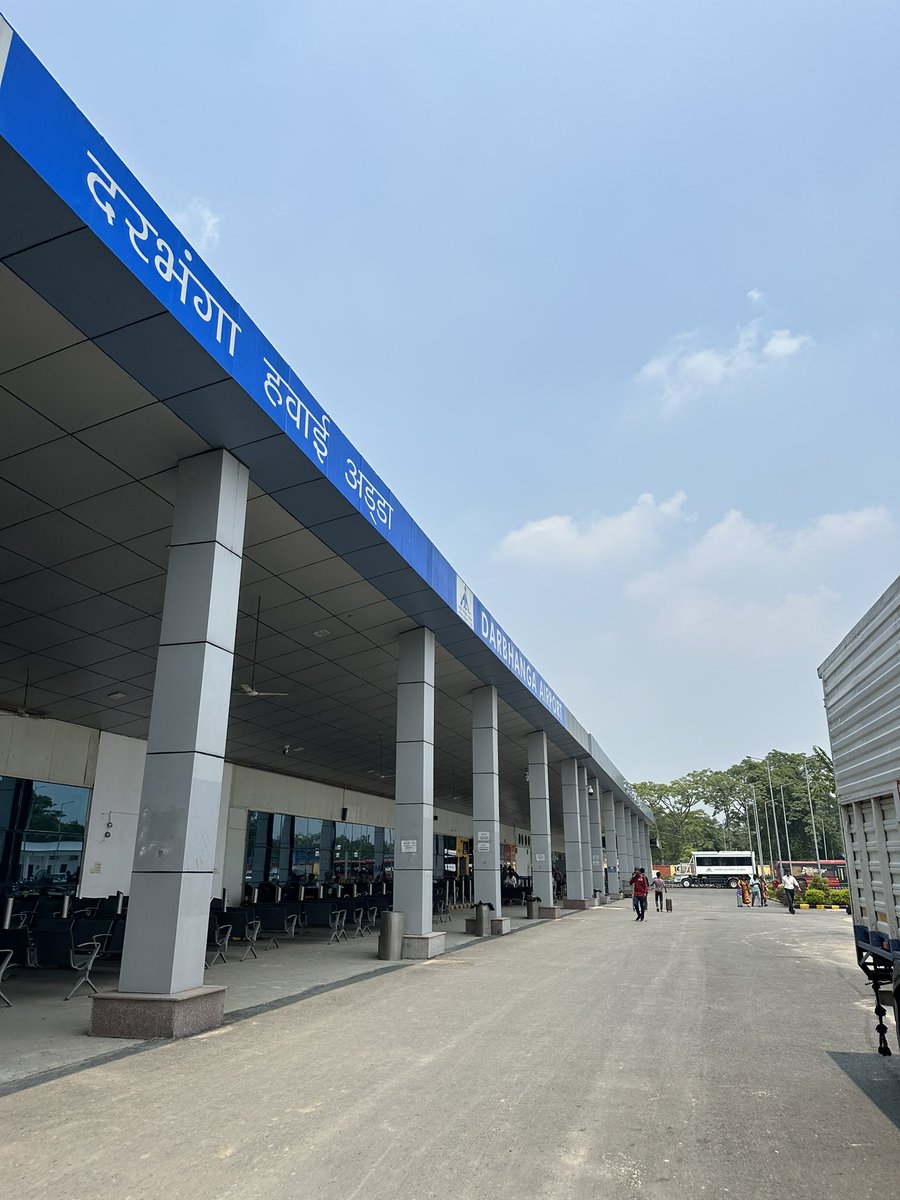 _mdjunaid786's tweet photo. 4 PM Darbhanga–Delhi flight cancelled without any notification. Found out only at the airport. I have an exam tomorrow and am now stranded.

Very poor communication and customer service from SpiceJet.

#Flightcancelled
#StrandedAtAirport
#BadCustomerService
#NoRefund https://t.co/ydsjRyKjPq