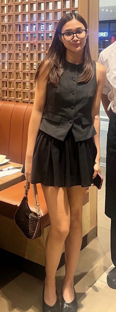 ZingMT's tweet photo. Sobrang girl crush talaga kasi yung matalino na funny pa tapos ganyan kaganda muhka tapos malalaman mo sobrang ganda ng boses tapos naggigitara 😭😭 https://t.co/olKm2T0kqt