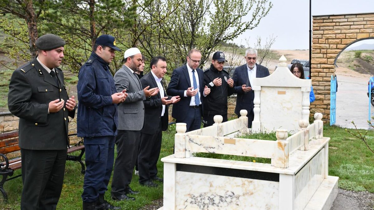 TC_Alucra's tweet photo. 📍 Şehit Ailesi ve Gazimize Bayram Ziyareti
Kurban Bayramı vesilesiyle Kaymakamımız Emrah Azman ve beraberindeki protokol üyeleri, şehidimiz Erdal Kundak’ın kıymetli ailesini ve Kıbrıs Gazimiz İbrahim Kantarı’yı ziyaret etti.

#AlucraKaymakamlığı https://t.co/RlInqnpAin