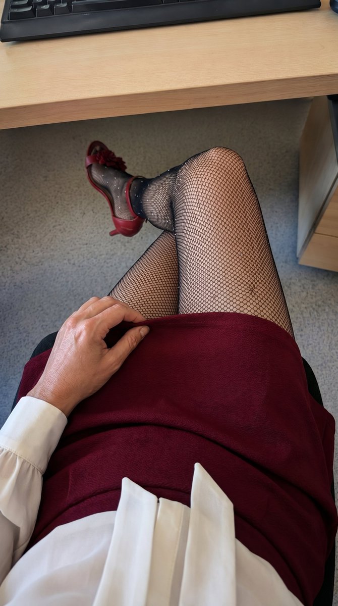 SecretLeonieX's tweet photo. Under desk mood… 🍷

This white blouse + sparkling fishnet stockings have me so restless. My hands keep slipping under the hem… 😈

How quickly would your hands be under my skirt?

#FishnetStockings #Stockings #FishnetTease #StockingsTease #Lingerie #NSFWTease https://t.co/s6rFQmunjt