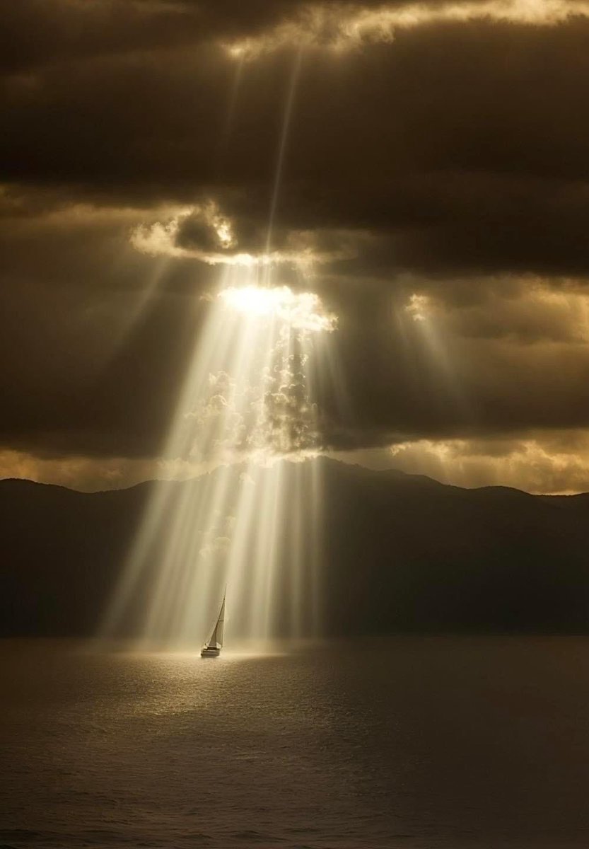 _littlegroves's tweet photo. celestial beams of light https://t.co/STNX97bFGA