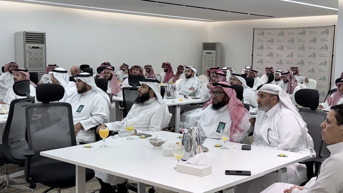 zmzm290's tweet photo. وسط أجواء من البهجة والسرور، أقمنا لقاء المعايدة بمناسبة عيد الأضحى المبارك واحتفلنا خلاله بالجهود الاستثنائية التي حققناها في موسم حج 1447هـ، بتقديم أفضل الخدمات والرعاية الصحية لضيوف الرحمن. https://t.co/lROdje99is