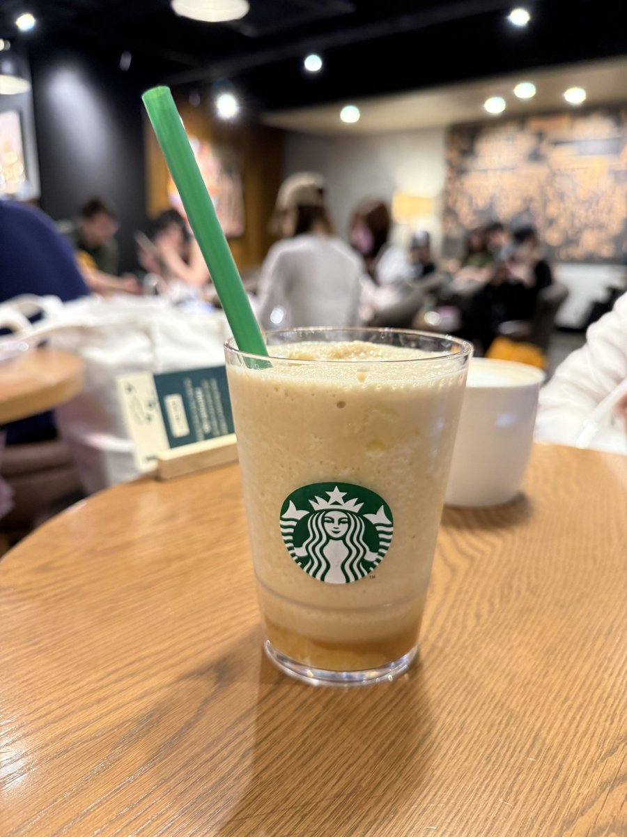 morimotoshoji's tweet photo. 「好きなアイドルがおすすめしていたバナナのフラペチーノ、自分はバナナのドリンクが嫌いなので代わりに飲んでほしい」という依頼。バナナアフォガードフラペチーノ、エスプレッソショット追加。そらうまい https://t.co/l2SUlUSmuU