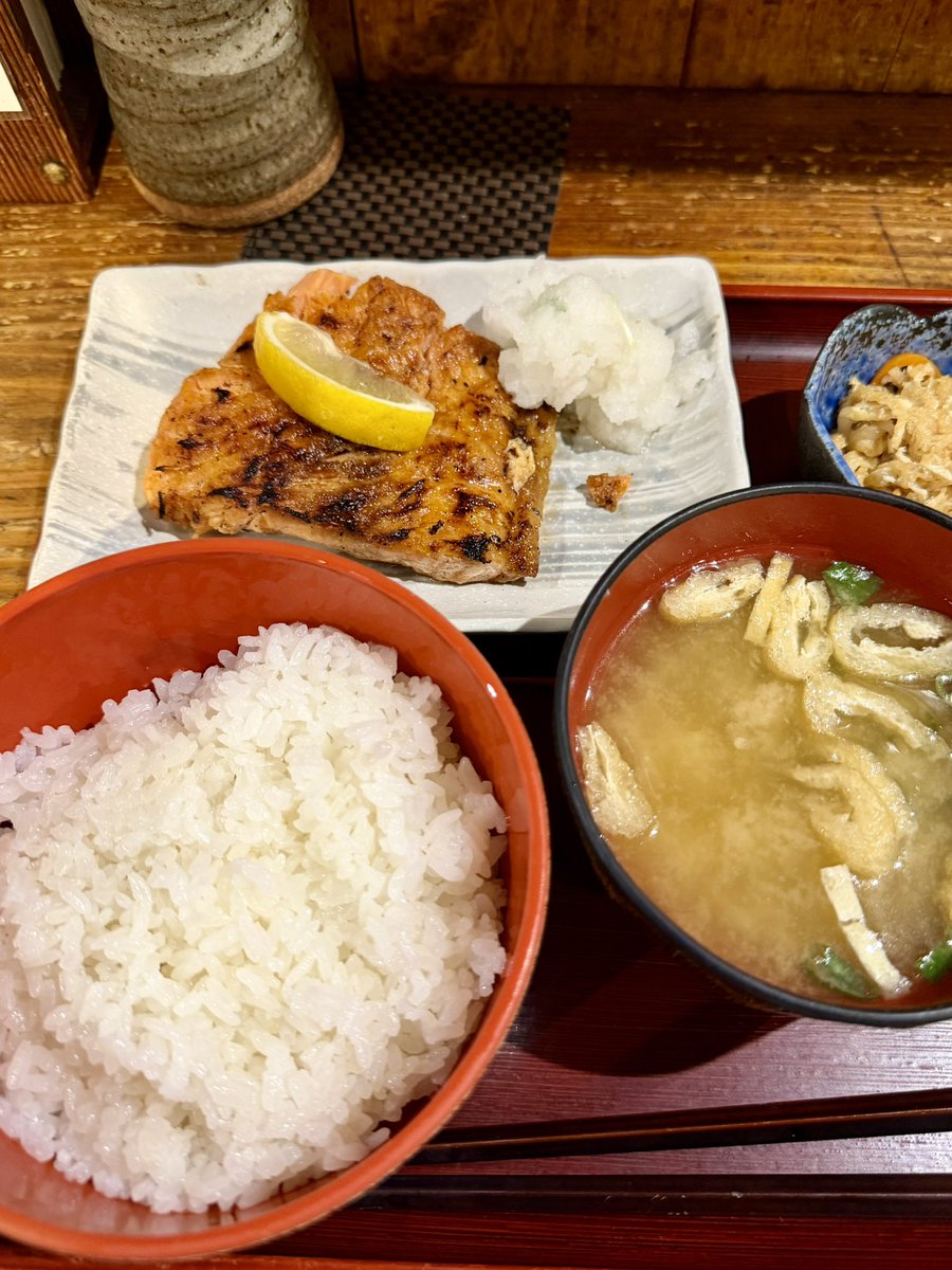 summon0717's tweet photo. 今日のランチ。サーモンはらみ定食。 https://t.co/3j637ScKa4
