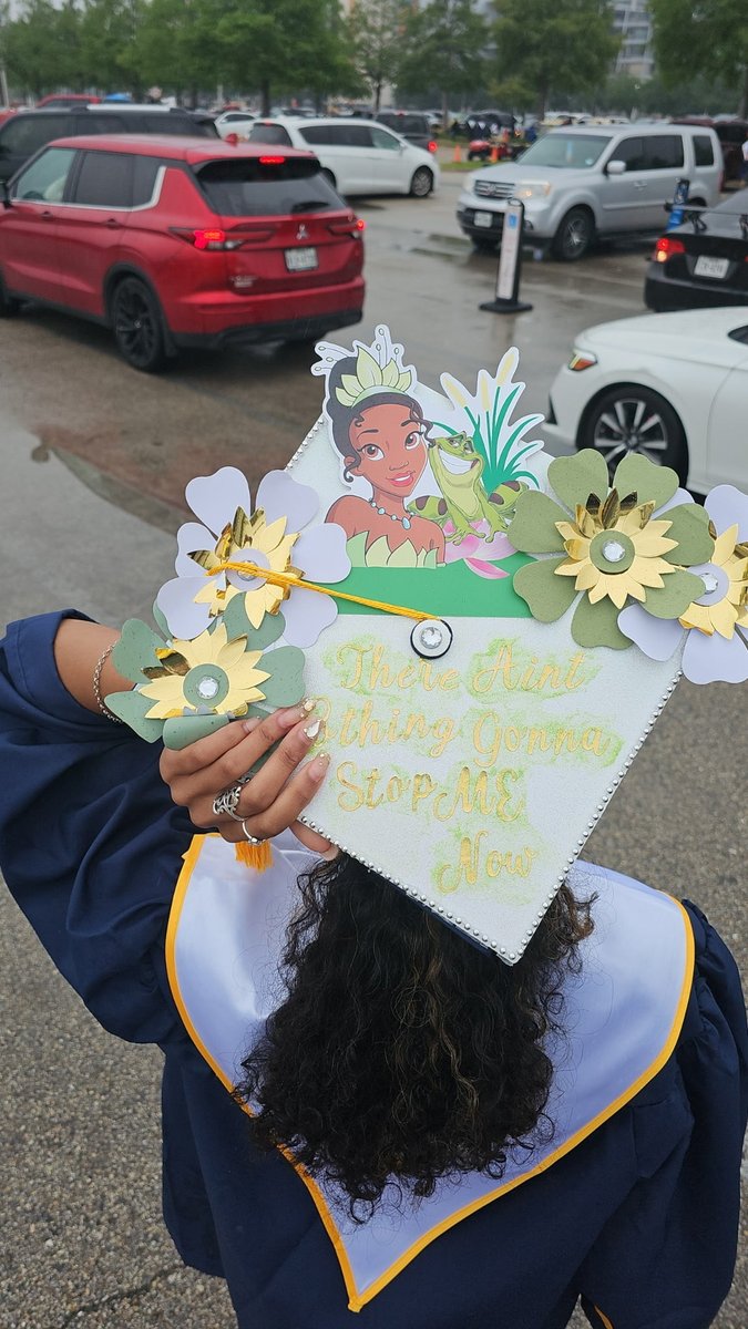 CheerCanes's tweet photo. Congrats to former Senior, now x2 graduate Asyia Symone! A 4-year Varsity vet, 2026 Prom Queen 😉, and Social Media Manager. She earned her high school diploma and Associate’s degree in Applied Sciences and plans to attend Texas Southern University. We’re so proud of you Asyia!👑 https://t.co/k1zWqISPbA
