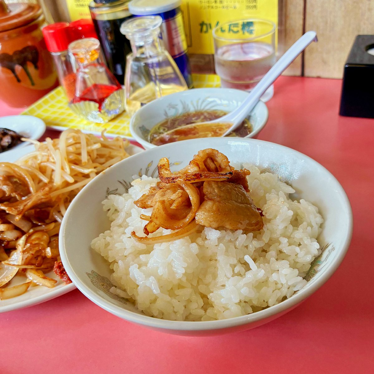 ke2h1's tweet photo. かんた楼 ＠あきる野市

この日は地元のかんた楼さんに…
未食の「焼肉ライス」を注文🙋
香ばしい焼肉🥩は玉ねぎ🧅と一緒に炒められて味付けも絶妙でめっちゃ美味しい❣️
ついてる豆板醤も味変🌀でいいアクセント♬ですがつけ過ぎ注意⚠️
もやしにコーン🌽は箸休め🥢かな…
美味しくいただきました💖 https://t.co/AzixZixotn