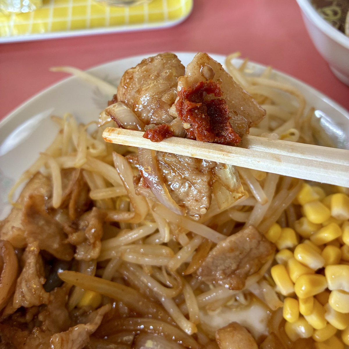 ke2h1's tweet photo. かんた楼 ＠あきる野市

この日は地元のかんた楼さんに…
未食の「焼肉ライス」を注文🙋
香ばしい焼肉🥩は玉ねぎ🧅と一緒に炒められて味付けも絶妙でめっちゃ美味しい❣️
ついてる豆板醤も味変🌀でいいアクセント♬ですがつけ過ぎ注意⚠️
もやしにコーン🌽は箸休め🥢かな…
美味しくいただきました💖 https://t.co/AzixZixotn