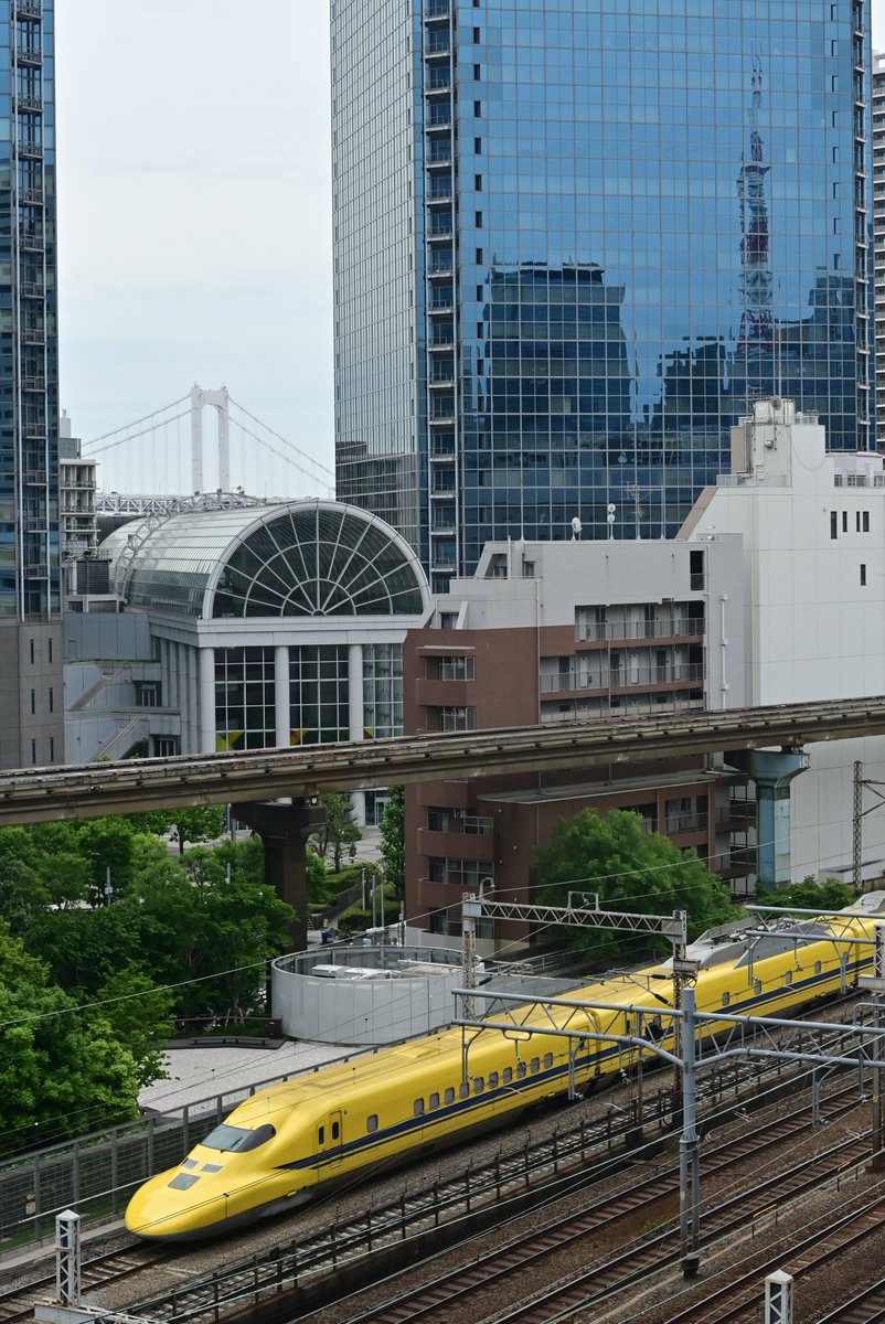 JESCO_JP's tweet photo. 【追加写真】
当社の本社すぐの金杉橋🌉から
屋形船⚓️と一緒に撮影したものと、
当社7階からのベストショットもご紹介します

ドクターイエローが見られると良いことがあるとのこと
今回の台風が無事去りますように！

#JESCO #ドクターイエロー https://t.co/Kuq9BqUf2S