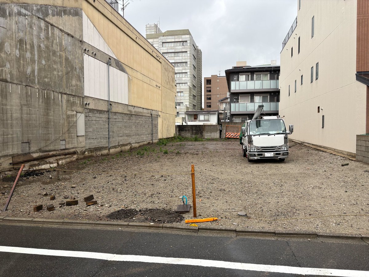 Renoparking's tweet photo. 本日着工しました👷‍♂️✨

これからブロック工事です！
雨にも負けず6/23オープンを目指します🫡

リノパーキング東洞院五条第2
https://t.co/x7NLxRzdSN https://t.co/CJECHLfxYu