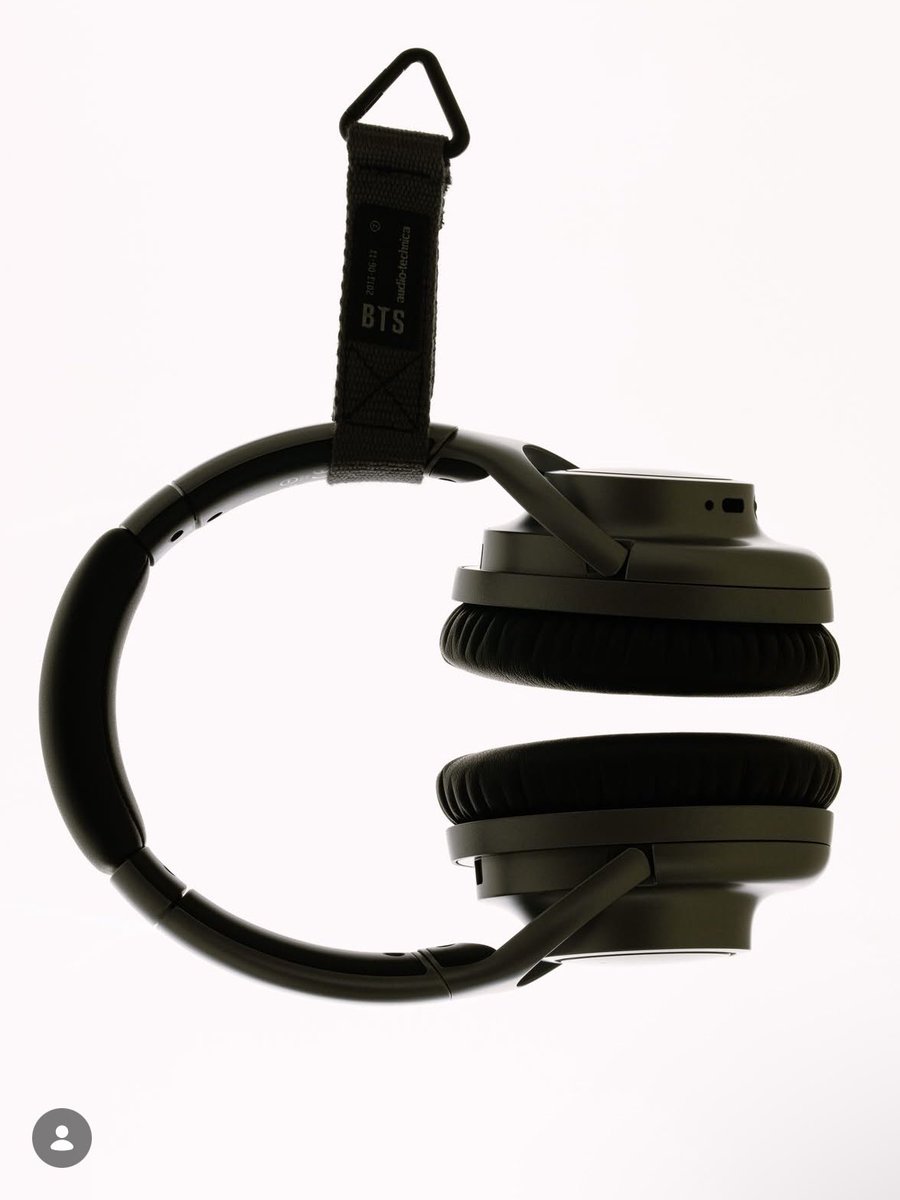 etrnallykth's tweet photo. their debut date being on the headphone keychain holders 😭😭😭😭 https://t.co/iZaB4nFSvs