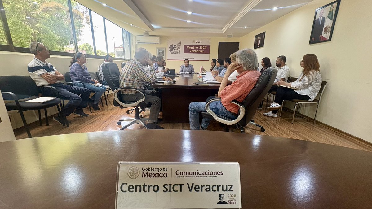 SICT_Veracruz's tweet photo. 📋🤝 Reunión de trabajo con las y los titulares de las diversas áreas que integran el Centro SICT Veracruz.

🚧📈 Se revisaron avances, acciones en proceso y estrategias para fortalecer la atención de la infraestructura carretera en beneficio de las y los usuarios.

✅🚙 La coordinación entre áreas permite impulsar proyectos y mejorar los servicios que se brindan a la ciudadanía.

#SICTVeracruz #TrabajoEnEquipo #Infraestructura #Veracruz