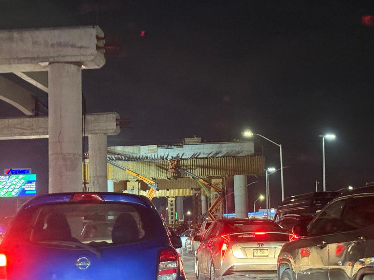 DanielaK26's tweet photo. 1 hora y media para salir del circuito interno del Aeropuerto de Monterrey. 😡😡😡

El tráfico por las obras tiene todo colapsado. Así recibiremos el Mundial: entre concreto, maquinaria y caos total. https://t.co/RWUcWlfg4J