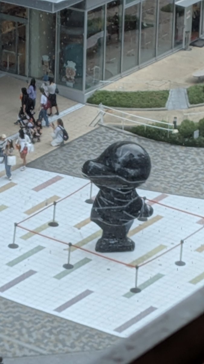 emonxmusic's tweet photo. アンパンマンミュージアムのアンパンマンがラバータイツ着てるみたいになってる。。 https://t.co/AZvmJHe2uo