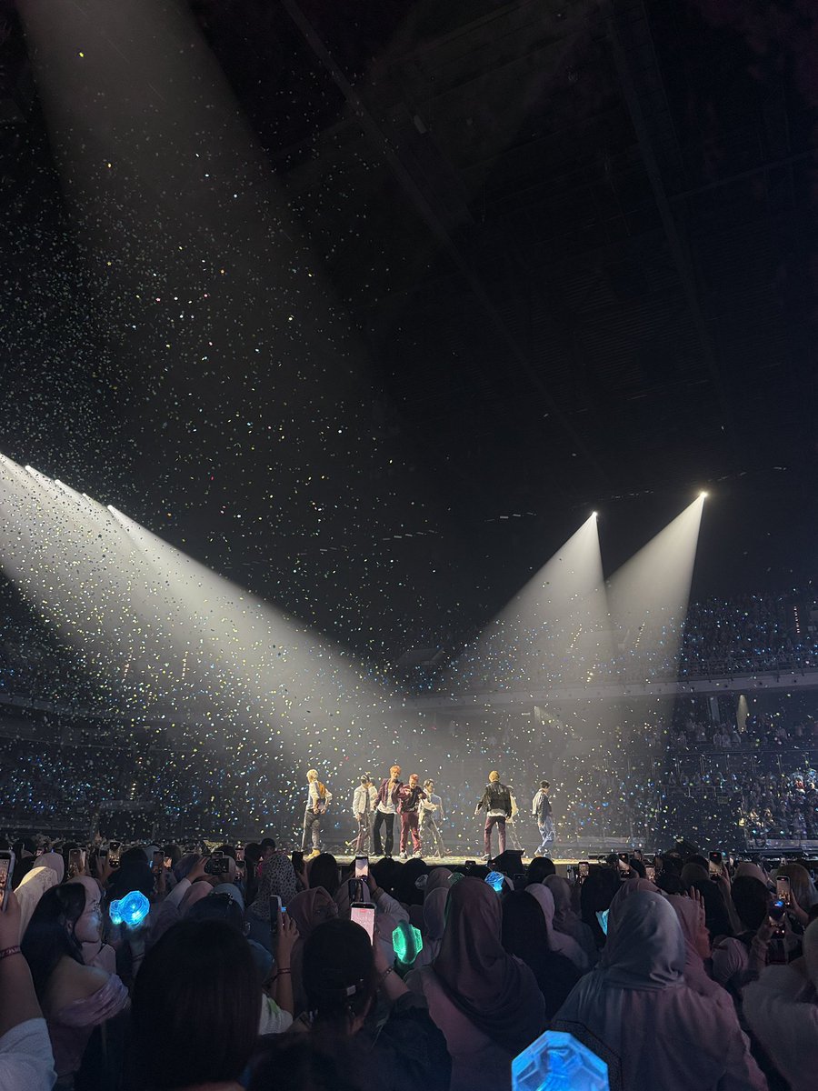 jangvicki's tweet photo. korang tengok la time #treasureinkl takde yg angkat phone, lightstick atau sign tinggi tinggi. sumpah takde problem langsung sepanjang concert. my first time seeing them as a casual fan btw 🥹 https://t.co/o05XoaKCNF