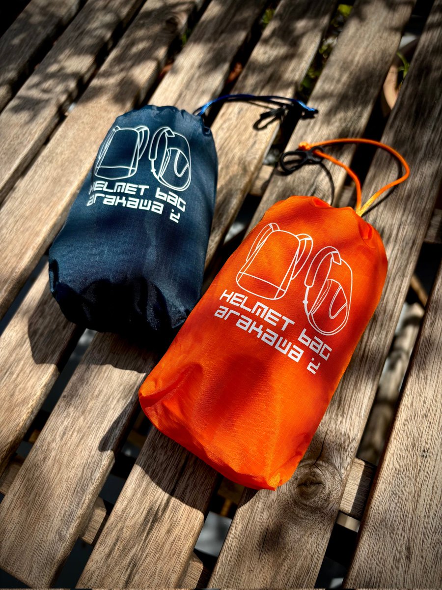 SA2Official's tweet photo. SHINICHIROARAKAWA
[ Helmet BAG ] 

携帯性に優れたヘルメットバッグです
フルフェイスもスッポリと収納

リュック型でツーリング中のサブバッグとしても大活躍！
ギフトとしてのお求めも多いアイテムです

[ Helmet BAG ]
https://t.co/efVhpU8JVo

色：BLACK/ BLUE GRAY/ORANGE/ BLUE
定価：3,850円 https://t.co/tgoD5BpcGa