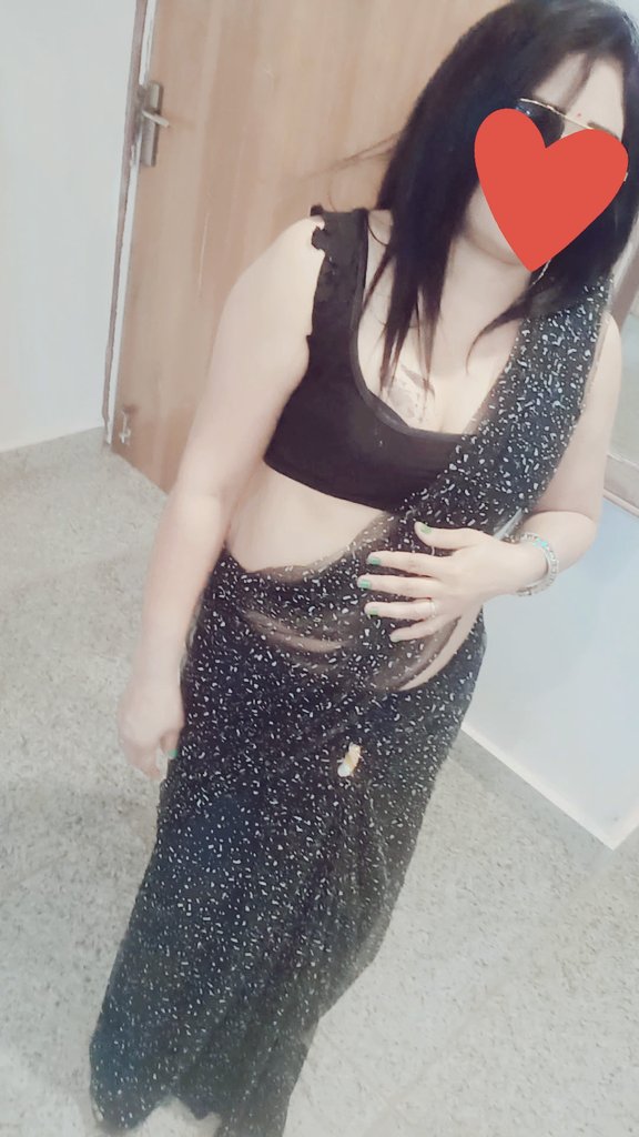 komalsinghe8's tweet photo. 💋like u black saree 
Good morning my sweet dreams https://t.co/Gdk1gcRAgd