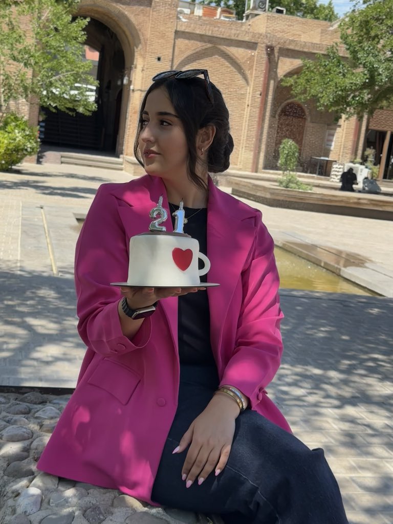 Setayeshh11's tweet photo. یک سال بزرگ‌تر، یک سال قوی‌تر، و کلی رؤیای تازه‌تر. تولدم مبارک!۲۱👧🏻 https://t.co/8K17P7vE9u