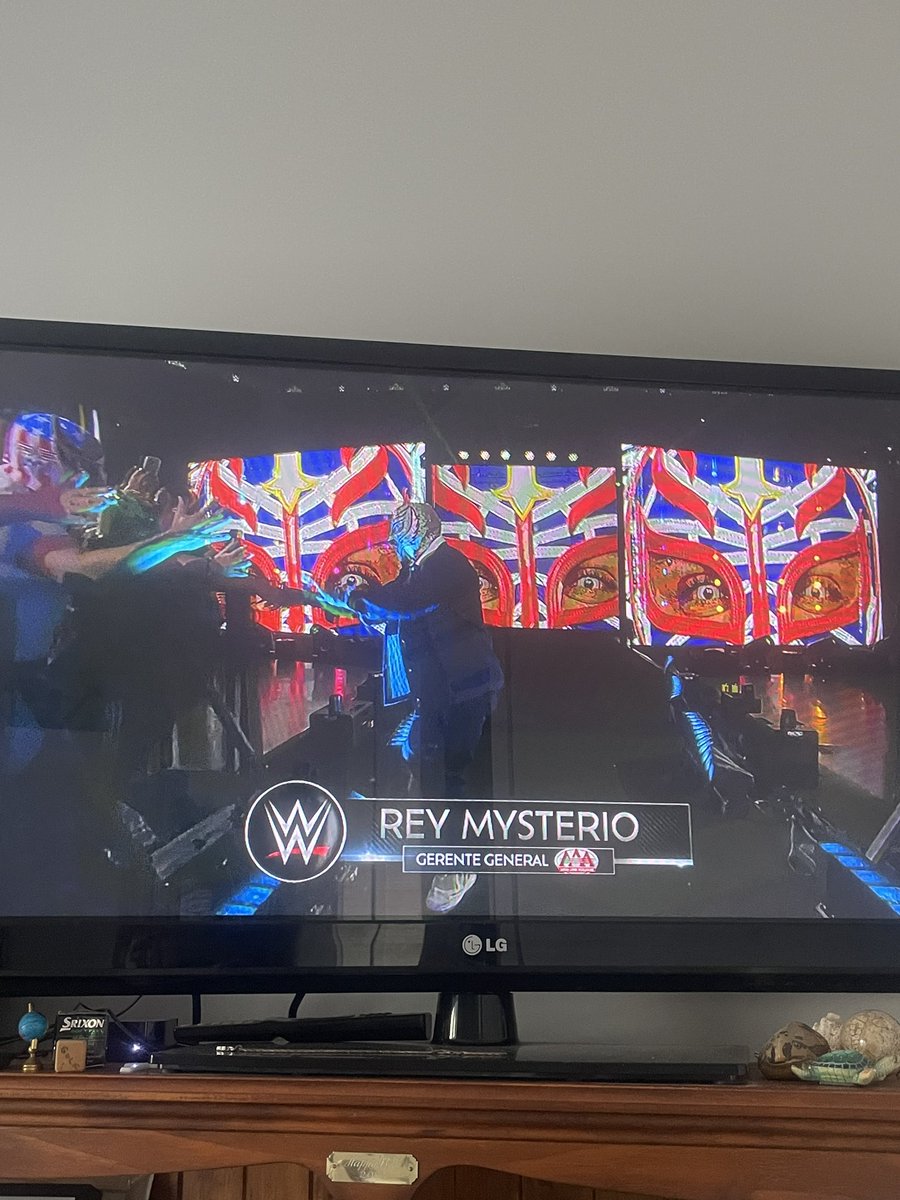 CathCath77's tweet photo. EPIC #RAW #WWE From #Turin PLUS #MaskVsMask.. we find out……so good #HEAVEN.  Timer has stopped at 3:37! https://t.co/zVcZXTgRem