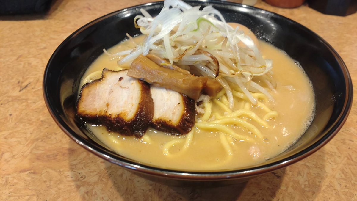 dan_channels's tweet photo. 呑気に人気の味噌ラーメンに並んでたら駐車場の不動産屋から入電

うっかり更新の書類を郵送するの忘れてたみたい💦

それにしても番美味かった

味噌ラーメンはくるまやラーメン至上主義だったのに、覆ったかも https://t.co/ZtXSv648eB