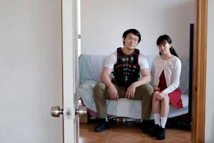 YLDLZN's tweet photo. #家人为逼分手将女儿骗入戒网瘾学校 更多细节披露出来，她男朋友是兵击爱好者，穿着铠甲杀透重围，把女朋友解救出来。
铠甲勇士长这样。
之前有传闻说他是黄毛穷小子骗傻白甜富家女。
有一说一，24岁刚大学毕业也才两年，能玩得起兵击，家境不可能差。
而且这种小众赛道，也不是黄毛感兴趣的领域。
至于长相，更是刻板印象拉满，八成也是个做题家。 
说到底，这对情侣年龄差距也就3岁。为什么大家就默认男人比女人成熟呢？事实上往往正相反。
话说回来，父母不同意女儿找个离异男很正常。但是把成年女儿送进戒网瘾学校就太离谱了。
重庆最近刚出了个类似的事儿，残障父母把两个成年儿子送进“青少年矫正中心”，把儿子也弄残废了。为什么没有媒体报道？
男人的命也是命啊。
