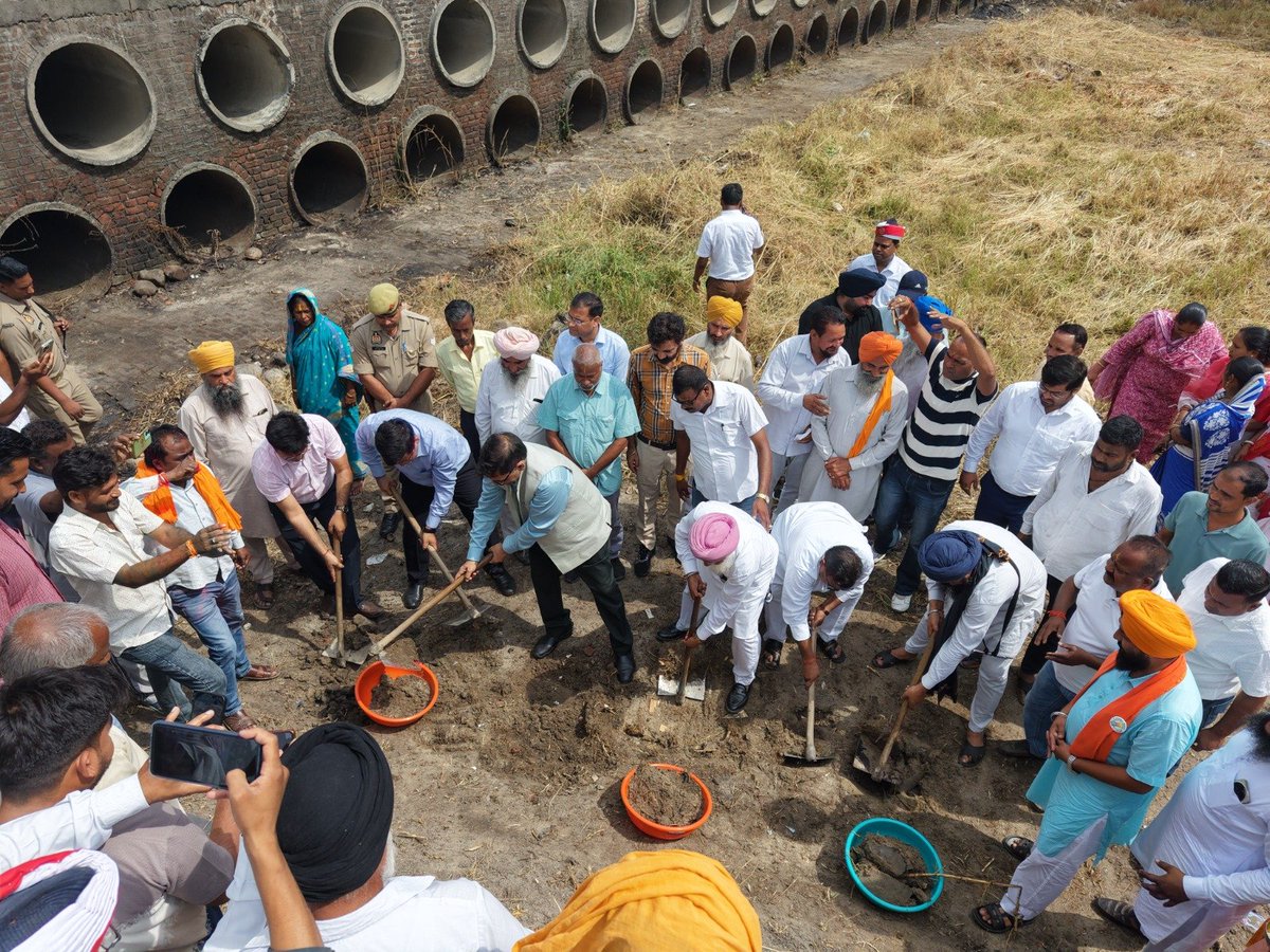 cdopbt1's tweet photo. आदरणीय जिलाधिकारी महोदय के कुशल नेतृत्व में दिनांक 01/06/2026 को विकास खण्ड पूरनपुर की ग्राम पंचायत शेरपुर मकरंदपुर के चन्दूइया घाट पर गोमती नदी पुनरोद्धार कार्य प्रारंभ हुआ । जिसमें मुख्य अतिथि के रूप में माननीय विधायक पूरनपुर श्री बाबूराम पासवान जी उपस्थित रहें । मुख्य विकास अधिकारी महोदय के मार्गदर्शन में जनपद स्तरीय,तहसील स्तरीय एवं विकास खण्ड स्तरीय अधिकारियों की सहभागिता रही । साथ ही मनरेगा श्रमिक, सफाई कर्मचारी गण, ग्रामवासी, विभिन्न सामाजिक एवं धार्मिक संगठनों ने भी प्रतिभाग किया।