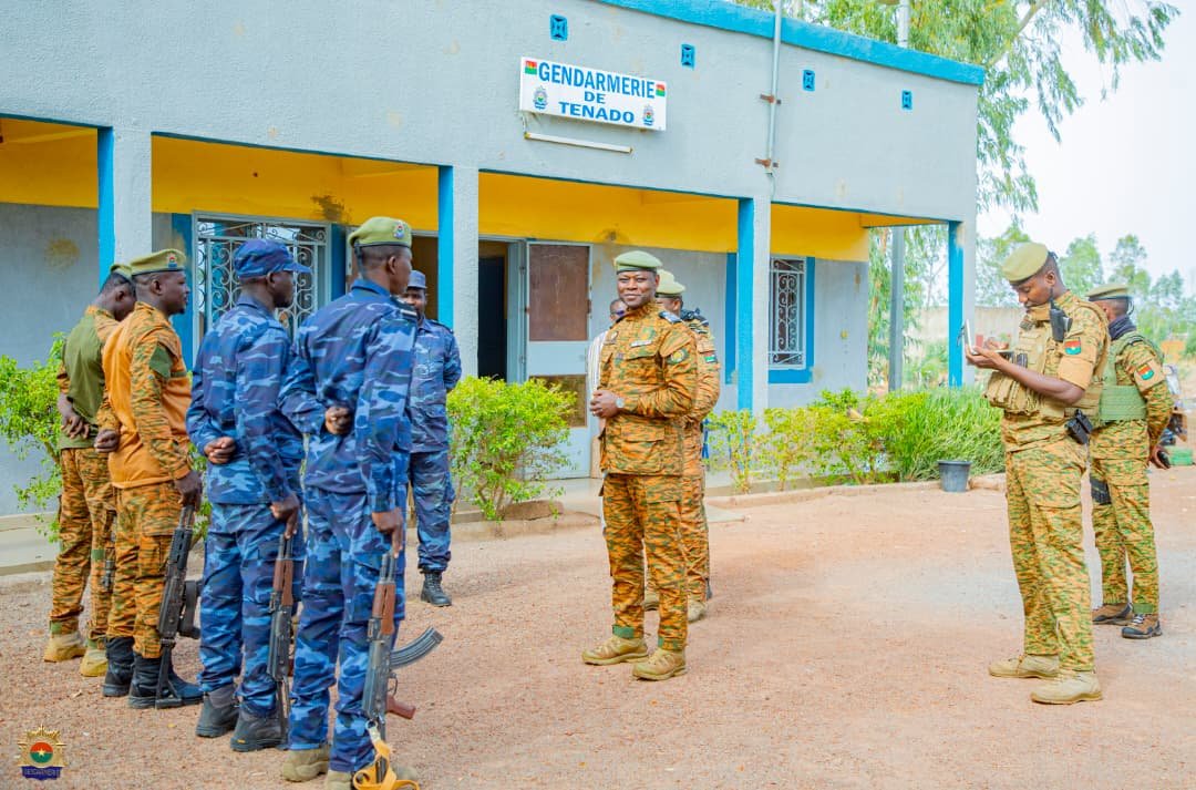 Gendnatbf's tweet photo. Opération « WIBGA 2 » : Le Chef d’État-Major de la Gendarmerie Nationale au contact des gendarmes des sous-unités de Ténado, de Dan et de Péni https://t.co/qikwIL1TmY
