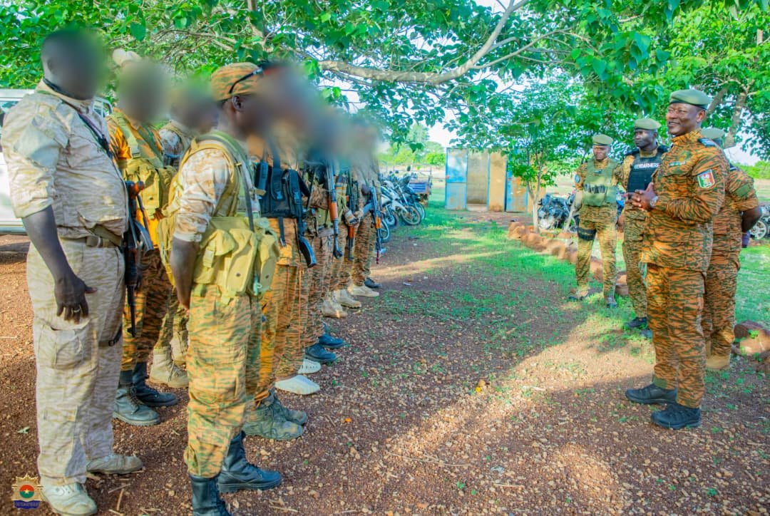 Gendnatbf's tweet photo. Opération « WIBGA 2 » : Le Chef d’État-Major de la Gendarmerie Nationale au contact des gendarmes des sous-unités de Ténado, de Dan et de Péni https://t.co/qikwIL1TmY