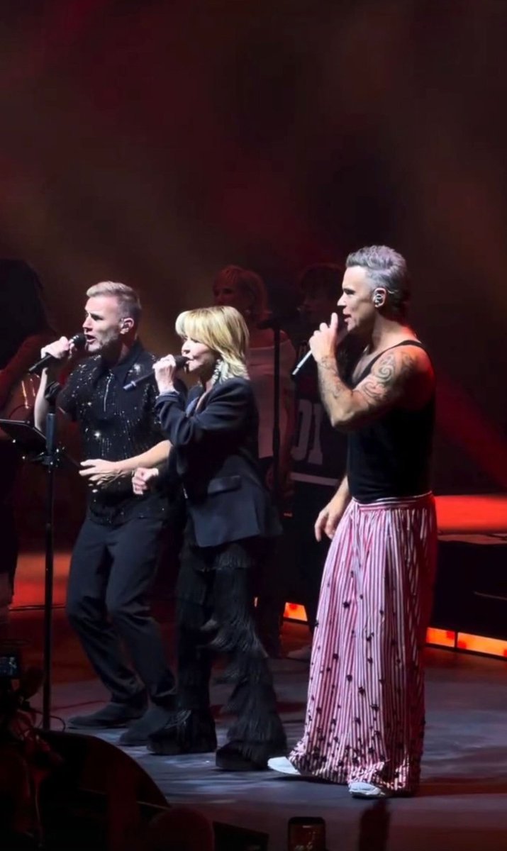 Garyismyhero's tweet photo. @GaryBarlow on #Instagram(-story) 😊 #Lulu #RAH #🔥 #guest #RobbieW #♥️ https://t.co/6yhYS0b5gF