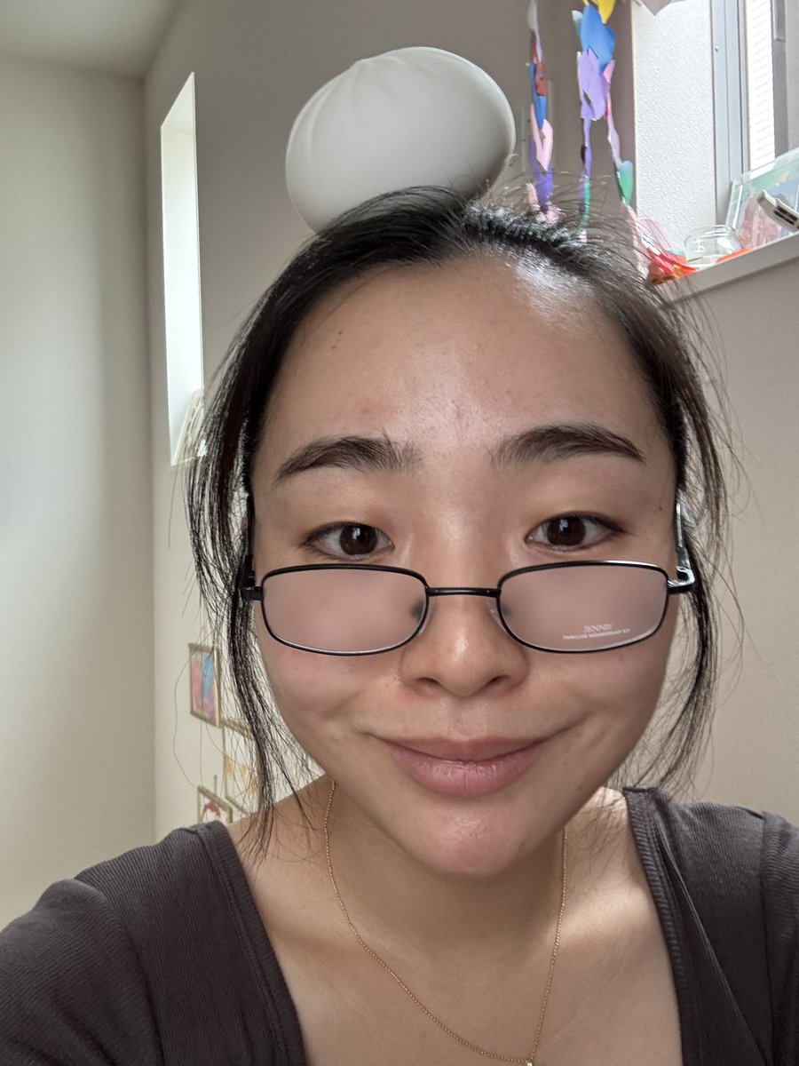m0327s's tweet photo. 自分でも笑っちゃうくらいメイクって大切だなと思います。笑

ジェニのメガネはかけられない仕様ですね。了解です笑

今日も一重は可愛いぞっ💕 https://t.co/Tu8gwDbjTt