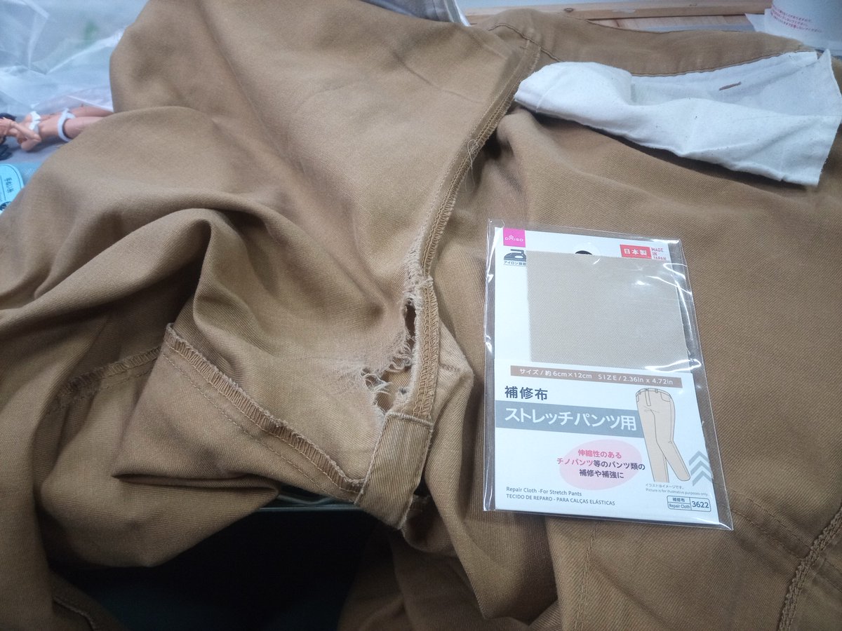 HS_Wooper's tweet photo. 本日のスタッフアロハは、「ズボンの修理」から！

先日、履いてたズボンに
嫌な穴が開いているのが発覚しまして……

今回は、こちらをダイソーさんで売っていた
「ストレッチ補修布」など使って補修を試みます！

ちなみに、同じズボンを同タイミングで3本買ってるのですが
なぜこれだけ…… https://t.co/EMzrpSBdmY