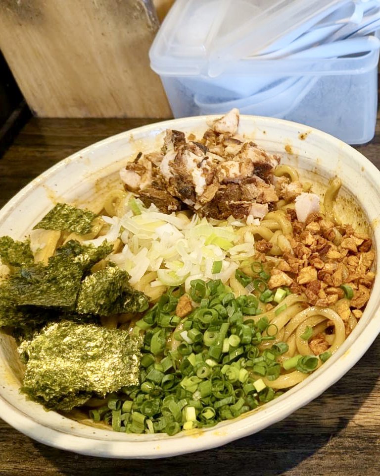 anne_papa's tweet photo. 吉田食堂@鶴見中央

特製つけ麺（中盛）+ネギチャーシュー丼

お久しぶりの吉田食堂さん🍜
辛い油そばも食いたかったからカミさんを拉致😎
中華そばと迷うも暑いからつけ麺で‼️
濃厚なつけ汁にコシのあるモチモチ麺が良く合う😃
玉ねぎ無料がありがたい😍

メチャクチャ旨かった😋

ご馳走様でした🙏 https://t.co/6TF6CbWPlV