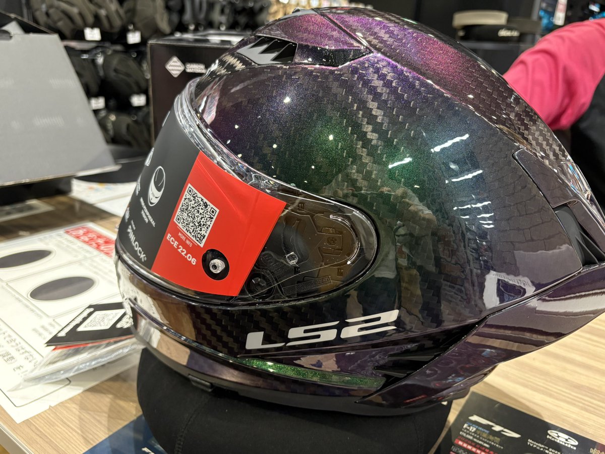にゃん汰　1001 ヘルメット見にきた 反射すごい