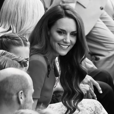 bornfirstkindly's tweet photo. It seems impossible someone could be this fabulous during some random photo.
It must come from within.❤️🖤❤️ https://t.co/gESuRnNvZt