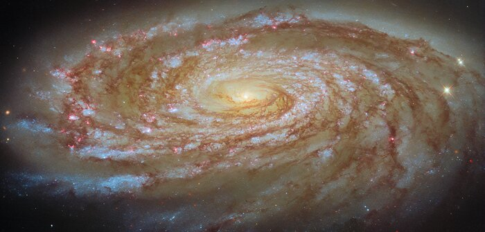 CiteEspace's tweet photo. 🌌M88, à 63 millions d'al. Capturée par le télescope spatial Hubble le 29 mai, cette magnifique galaxie spirale abrite en son cœur un trou noir supermassif estimé à 100 millions de fois la masse du Soleil. 
📷 ESA/NASA https://t.co/Bdo9XKBIhK