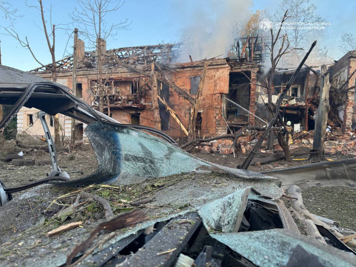 IrynaVoichuk's tweet photo. Six people were killed and 36 injured in last night’s russian attack on Dnipro.

Among the dead was a rescuer. He survived the first strike, but not the second — launched while emergency crews were responding to the attack. https://t.co/FFiBxLXaoa