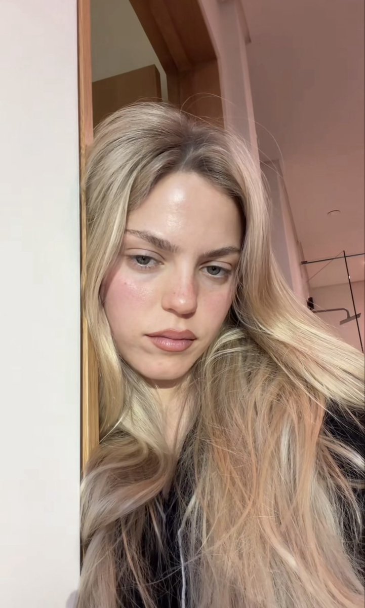 geminiisunn's tweet photo. no fucking way someone can look like THIS SHES INSANE https://t.co/awPF7zv85m