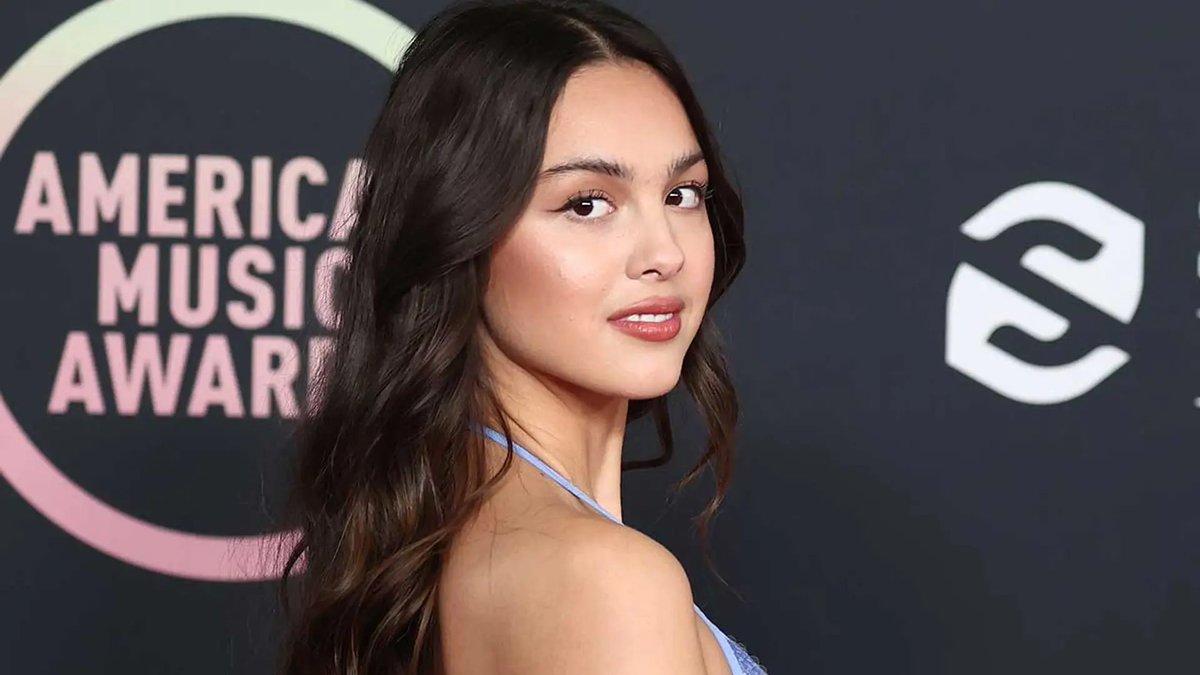 girlongirlworld's tweet photo. Stranger Things actress Sadie Sink and Louis Partridge’s ex-girlfriend Olivia Rodrigo are reportedly dating. https://t.co/o71IeBNrC9