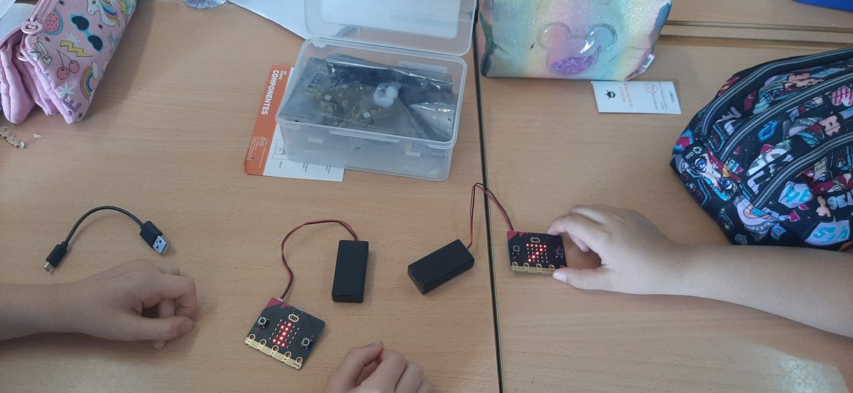 GcRuth's tweet photo. Y llegó la Fase II de la creación del #podómetro con #microbit
Descargamos el programa en las placas y bajamos al patio a testear su eficacia. 

¿Cuáles habrán sido los resultados de la prueba? To be continued🔜

@ajorellanarios @elticcher @cepejido https://t.co/604ThPBl83