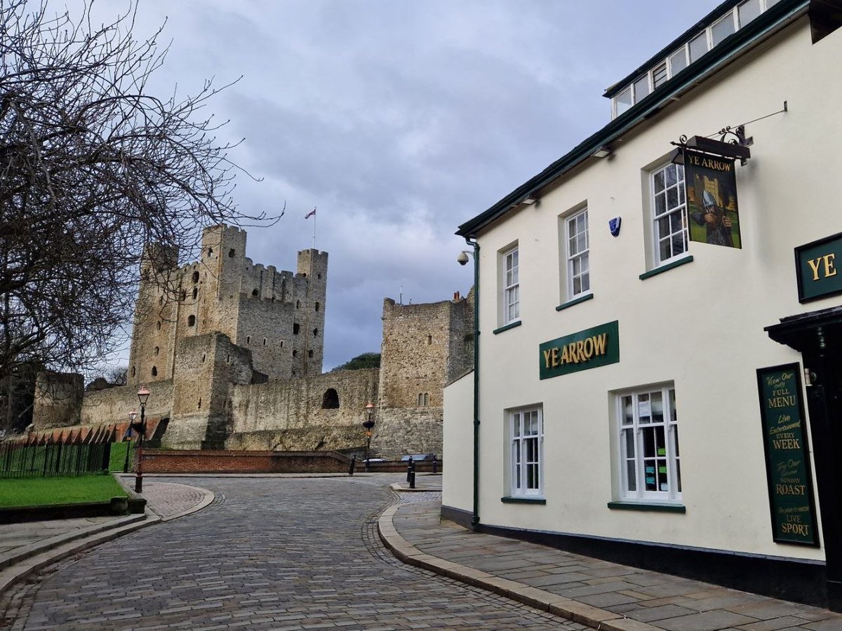 VinnieSull1van's tweet photo. Upcoming Pub/History Walking Tour (#KENT)
https://t.co/8oswFXHPR7

Rochester, Kent 🚶‍♂️🚶🚶‍♀️
🗓 27th June (SATURDAY)
👥 Rochester Station 
🕦 11 AM With @PubHistoryTours 

Rochester, the historic port town in Medway, Kent, is one of my favourite places in the world. Famed for its Norman castle, ancient cathedral, and deep connections to Charles Dickens, the town offers a charming High Street filled with independent shops and annual festivals. From Roman walls to homes that housed kings of England, there's far too much to talk about in this small town than I have room to type. 

With a 1000 year old castle, and a Norman cathedral with it's foundation stretching back to 604 AD, this really is one of the most historic, and wonderful sights in England. You will be taking photographs all day and will want to return. Once you walk around, you understand that even though it's small, it takes more than one day to really take it all in. I travel down often just to appreciate the area and relax. 

Direct, frequent services run via Southeastern and Thameslink. Fast trains from London St Pancras International take about 40 minutes. 

We will be covering so many topics and observing so many forms of architecture that however much I want to talk about them now, I'd better wait until the day. 

I find this are to be incredibly special, and somewhere I feel at home. I hope that (if you're joining us) that you will too. 

I am very much looking forward to this outing and can not emphasise enough just how beautiful, and educational the area is. 

Each tour will last roughly between 3-1/2 to 4 hours (or more) and will include several pubs that we will both visit and pass. We will be visiting some of #London's most famous and impressive locations, and of course, pubs, whilst venturing into various historical epochs. If you need to leave early, then please let me know at the time, and I'll direct you.  

Prices: £20 per person (for over 18s),   
16-18: £10  
Under 16s: Free (If accompanied by a paying adult)  

Ps. Thank you all so much for all of your custom and support. It means the absolute world to me. 🤝