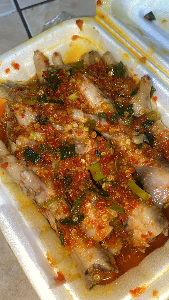 amandaitsreal's tweet photo. ku udh lama bgt pengen makan ceker mercoon terus tiba2 temenku open PO, jujur ini enak bgttt ada daun jeruknya gituuuu.
plisss info resep ceker mercoon terendul dong🙌🏻 https://t.co/xu6Afzw8UT