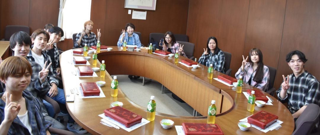 kaichiUNIV's tweet photo. 本学では、毎年５～７月にかけて、新入生全員を対象に、学長が主催する「学長と語ランチ」を実施しています！

▼詳細はこちら
https://t.co/9DU3GDShEQ https://t.co/k7Rmhh4nuR