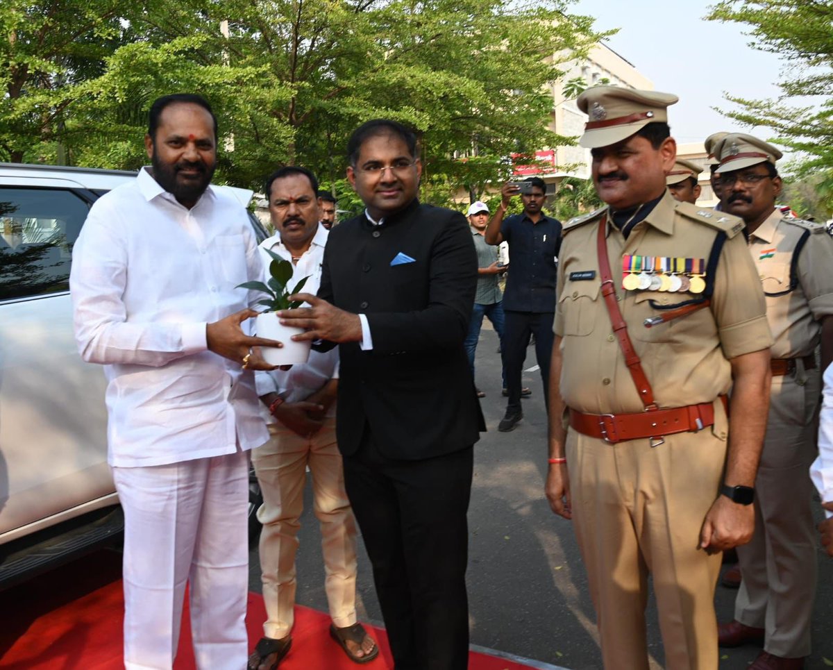 CVRROfficial's tweet photo. తెలంగాణ రాష్ట్ర అవతరణ దినోత్సవం సందర్భంగా పెద్దపల్లిలో నిర్వహించిన జిల్లా స్థాయి వేడుకల్లో పాల్గొన్న ప్రభుత్వ విప్, పెద్దపల్లి ఎమ్మెల్యే శ్రీ చింతకుంట విజయరమణ రావు గారు అమరవీరులకు నివాళులర్పించి జాతీయ పతాకాన్ని ఆవిష్కరించారు.
@revanth_anumula https://t.co/EZa5eij3ax