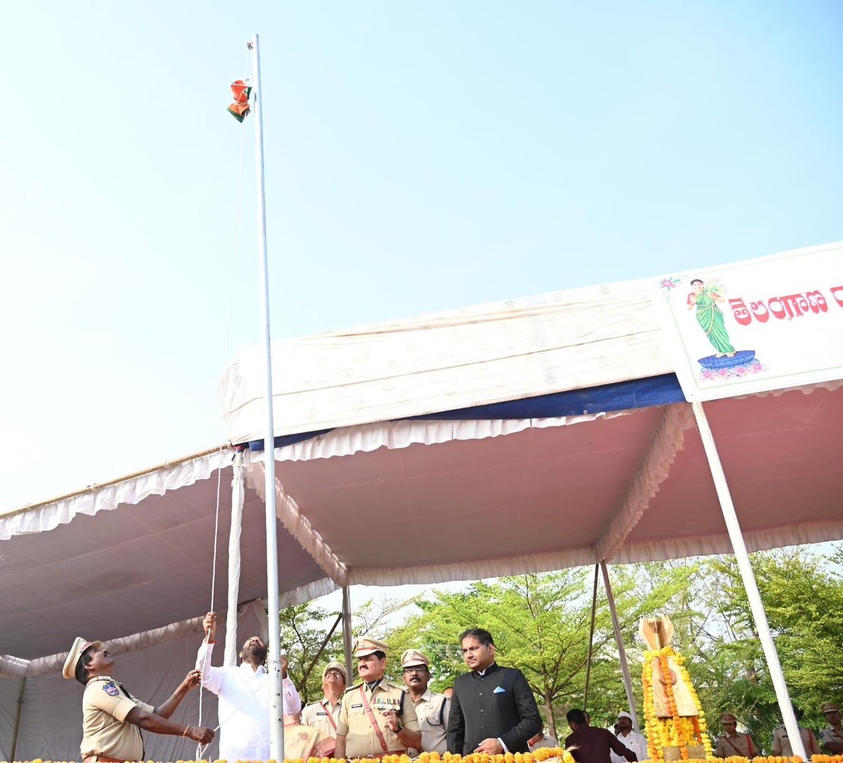 CVRROfficial's tweet photo. తెలంగాణ రాష్ట్ర అవతరణ దినోత్సవం సందర్భంగా పెద్దపల్లిలో నిర్వహించిన జిల్లా స్థాయి వేడుకల్లో పాల్గొన్న ప్రభుత్వ విప్, పెద్దపల్లి ఎమ్మెల్యే శ్రీ చింతకుంట విజయరమణ రావు గారు అమరవీరులకు నివాళులర్పించి జాతీయ పతాకాన్ని ఆవిష్కరించారు.
@revanth_anumula https://t.co/EZa5eij3ax