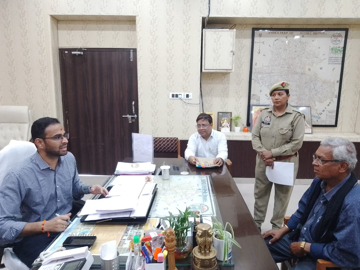 dmdeoria's tweet photo. कलक्ट्रेट कार्यकक्ष में #जनता_दर्शन के दौरान आमजन की समस्याओं को सुनते हुए।
@UPGovt
@jansunwai_up
@CMOfficeUP
@InfoDeptUP https://t.co/w6CpQl7sXu
