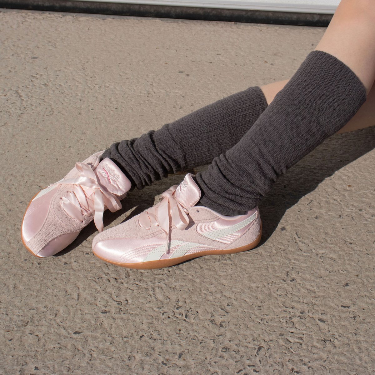 Reebokjp's tweet photo. ULTRA LO

レーシングシューズからインスパイアされたロープロファイルでスリークなシルエットが特徴の1足。

サテン素材が採用されたアッパーアンダーレイとシューレースが新しいウィメンズモデル。

🔗：https://t.co/XNIQNSMOnf

#Reebok #リーボック https://t.co/1Fc3U6SW7t