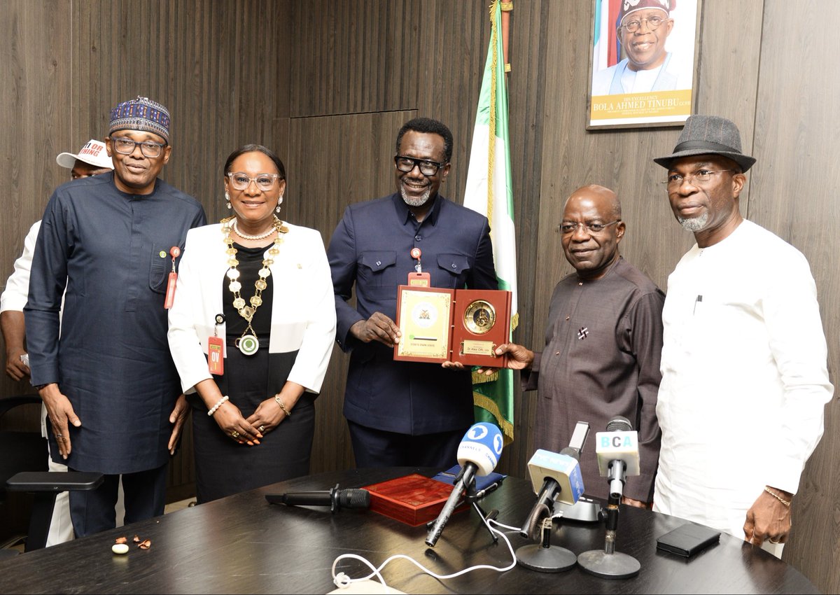 NaicomNG's tweet photo. Commissioner for Insurance Mr. Olusegun Ayo Omosehin Leads Delegation to Abia, Strengthens Partnership on Economic Risk Protection.
#NAICOM #InsuranceInNigeria #AbiaState #DrAlexOtti #OlusegunAyoOmosehin #IPPF #EconomicProtection #NIIRA2025 https://t.co/dKMsqiA1kh