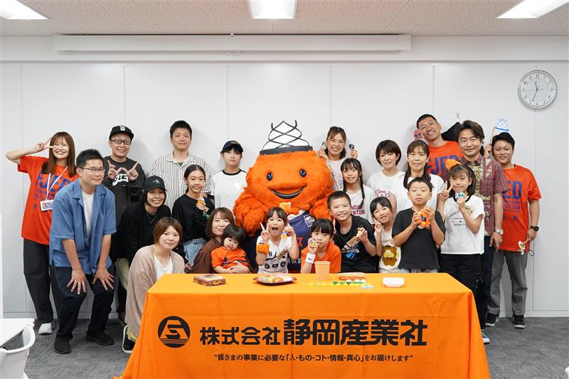 sizsanplusone's tweet photo. ／
✂わくわくワークショップ2026🏀
＼

5月30日に『わくわくワークショップ2026』を開催しました！🎒✨
ペットボトルキャップ使った『リサイクルアクセサリー作り』に挑戦！

7組のご家族、そしてベルティと一緒に笑顔いっぱいの大満足なイベントになりました🧡
参加してくださった皆さま、本当にありがとうございました！🙌
＠VELTEX_VELTY もありがとーう！

#ベルテックス静岡 #ベルティ #わくわくワークショップ