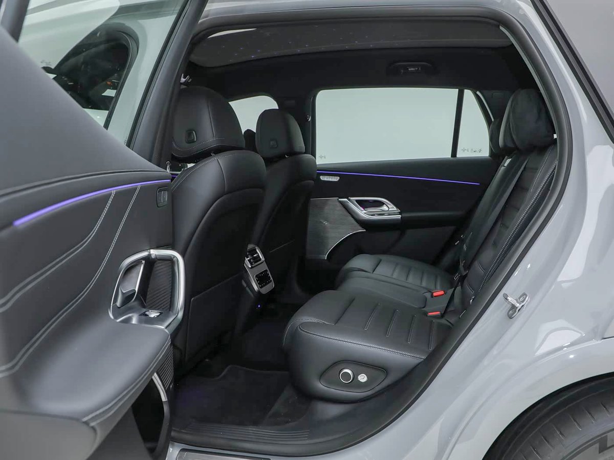 TychodeFeijter's tweet photo. Mercedes-Benz GLC Electric goes long-wheelbase in China

The wheelbase has been extended by 55 mm, which isn't very much compared to other L-cars. Still, the extra legroom is clearly visible.

GLC L: 4933/1914/1710, 3027.
GLC: 4845/1013/1644, 2972.

Power: AWD, dual motor, 463 kW (163 kW front, 300 kW rear). Torque: 800 Nm. Battery: 85.5 kWh, 680 km range. 800V, 10-80% in 22m. 

Pre-sales will start on June 5. Beijing-Benz is the manufacturer.